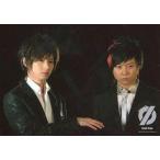 中古生写真(ジャニーズ) KinKi Kids/堂本剛・堂本光一/横型/バストアップ/黒スーツ/背景黒/公式生写真