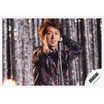 中古生写真(ジャニーズ) 嵐/大野智/横型・手前にマイクスタンド・右腕伸ばし・左手頭後ろ・衣装紫メタリック/「ワイルドアットハート」/公式生