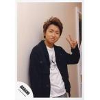 中古生写真(ジャニーズ) 嵐/大野智/腰上・左手ピース・白Tシャツ・上着黒/公式生写真