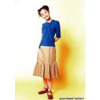 中古生写真(ハロプロ) モーニング娘。/新垣里沙/全身・衣装青・ベージュ・首傾げ・笑顔・背景黄色・枠無し/モーニング娘。 ブロマ