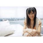 中古生写真(AKB48・SKE48) 渡辺麻友/膝上・衣装オレンジ柄・背景プールと街並み/フォトブック「AKB48海外旅行日記2 WithSKE48」特典