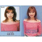 中古コレクションカード(ハロプロ) No.28：後藤真希/上半身/ピンク服/背景青白ストライプ