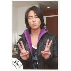 中古生写真(ジャニーズ) 山下智久/上半身/紫パーカー/ジャケット黒/両手ピース