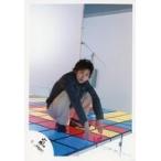 中古生写真(ジャニーズ) 嵐/大野智/全身・衣装グレー・しゃがみ・体右向き・カメラ目線・床青赤黄色/公式生写真