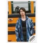 中古生写真(ジャニーズ) ジャニーズ/山下智久/膝上・衣装青・黒・背景オレンジ/シングル「Reason/Never Lose」MV＆ジャケ写オフショット/