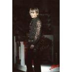 中古生写真(ジャニーズ) KinKi Kids/堂本光一/ライブフォト・膝上・衣装黒・両手下げ・体左向き・目線右・背景黒・2Lサイズ/