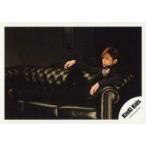 中古生写真(ジャニーズ) KinKi Kids/堂本光一/横型・全身・衣装黒・白・ドット柄・座り・左向き・右膝立て・ソファ・背景黒/公式生写真