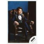 中古生写真(ジャニーズ) 嵐/大野智/全身・衣装黒・白・青・赤・黄色・チェック柄・座り・右向き・足組み・ソファ茶色