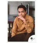 中古生写真(ジャニーズ) 関西ジャニーズJr./草間リチャード敬太/上半身・座り・衣装茶・左手口元/18初夏 関西ジャニーズJr.