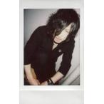 ショッピング七生 中古生写真(男性) R指定/七星/膝上・座り・衣装黒・足組み・両手前・口開け・右向き・背景白/生チェキ