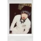 ショッピング七生 中古生写真(男性) R指定/七星/上半身・衣装白・両手下・口開け・左向き・後ろに名札/生チェキ