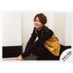中古生写真(ジャニーズ) SixTONES/松村北斗/横型・全身・しゃがみ・衣装黒・黄・両手重ね・笑顔・左向き/「ジャニーズJr.8・8祭り〜東京ドーム