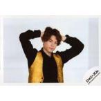 中古生写真(ジャニーズ) SixTONES/松村北斗/横型・上半身・衣装黒・黄・両手頭・右向き・口閉じ・背景白/「ジャニーズJr.8・8祭り〜東京ドーム