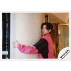 中古生写真(ジャニーズ) Snow Man/目黒蓮/横型・上半身・衣装ピンク・黒・柱に抱きつき・左向き/「ジャニーズJr.8・8祭り〜東京ドームか