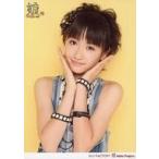 中古生写真(ハロプロ) モーニング娘。/工藤遥/上半身・衣装白・青・デニム・両手頬・背景黄色・2Lサイズ/モーニング娘。誕生15周年
