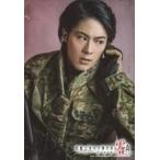 中古生写真(男性) 村田恒(千草)/上半身・左手耳元・目線右・背景赤・キャラクターショット/舞台「君死ニタマフ事ナカレ 零_改」キャラク