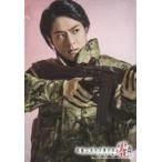中古生写真(男性) 村田恒(千草)/上半身・両手銃構え・目線右・背景赤・キャラクターショット/舞台「君死ニタマフ事ナカレ 零_改」キャラ