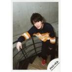 中古生写真(ジャニーズ) Snow Man/深澤辰哉/全身・衣装紺・黄色・右手手摺・カメラ見上げ・階段/JOHNNYS’ ISLAND STO