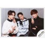 中古生写真(ジャニーズ) SixTONES/松村北斗・田中樹・ジェシー/横型・上半身・衣装白・黒・田中両手肩・首傾げ・背景白/「アーティスト写真撮影
