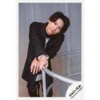 中古生写真(ジャニーズ) SixTONES/松村北斗/膝上・衣装白・黒・両手手すり・首傾げ・口閉じ/「アーティスト写真撮影」オフショット/公式生写真