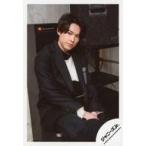 中古生写真(ジャニーズ) SixTONES/松村北斗/膝上・座り・衣装白・黒・足組み・右向き・口閉じ/「アーティスト写真撮影」オフショット/公式生写