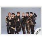 中古生写真(ジャニーズ) SixTONES/集合(6人)/横型・全身(足見切れ)・衣装黒・茶色・横並び・松村左手腰・背景グレー/JOHNNYS