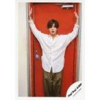 ショッピングhey!say!jump 中古生写真(ジャニーズ) Hey! Say! JUMP/山田涼介/膝上・衣装白・両手上げ・口開け・扉赤/アルバム「PARADE」MV＆ジャケ写オフショ
