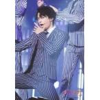 中古アイドル SixTONES/松村北斗/ライブフォト・膝上・しゃがみ・衣装黒・白・ストライプ柄・左手曲げ・口開き・左向き/「少年たち