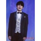 中古アイドル SixTONES/森本慎太郎/ライブフォト・膝上・衣装黒・白・両手下・目線右・口開き/「少年たち To be!」ステージフォト