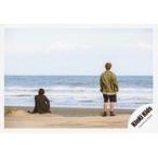 中古生写真(ジャニーズ) KinKi Kids/堂本剛・堂本光一/横型・全身・衣装カーキ・黒・後ろ向き・光一座り・海/シングル「光の気配」MV＆ジ