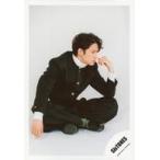 中古生写真(ジャニーズ) SixTONES/松村北斗/全身・あぐら・衣装黒・白・左手曲げ・右向き・背景白/「アクリルスタンドII」オフショット/公式生