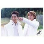 中古生写真(ジャニーズ) Kinki Kids/堂本光一・堂本剛/横型・バストアップ・衣装白・顔左向き・光一左手指差し・屋外/公式生写真