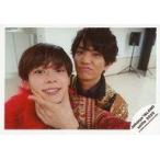 中古生写真(ジャニーズ) ジャニーズJr./長尾謙杜・正門良規/横型・バストアップ・衣装黒・赤・金・長尾笑顔・正門左手頬/Joh