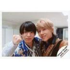 中古生写真(ジャニーズ) ジャニーズJr./西村拓哉・末澤誠也/横型・バストアップ・衣装黒・金・青・白・西村右手グー・末澤笑