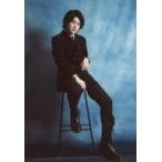 中古生写真(男性) 松村優/全身・衣装黒・椅子座り・右向き・背景水色/スタジオライフ×東映ビデオ舞台プロジェクト『死の泉