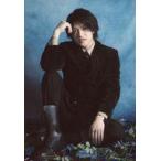 中古生写真(男性) 松村優/全身・衣装黒・床座り・右手頭・背景水色/スタジオライフ×東映ビデオ舞台プロジェクト『死の泉 Di