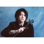 中古生写真(男性) 松村優/横型・バストアップ・衣装黒・右手花・背景水色/スタジオライフ×東映ビデオ舞台プロジェクト『死