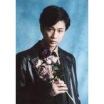 中古生写真(男性) 馬場良馬/上半身・衣装黒・花ピンク・背景水色/スタジオライフ×東映ビデオ舞台プロジェクト『死の泉 Die