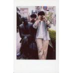 中古生写真(男性) 伊東健人・駒田航/膝上・衣装黒・白・グレー・両手インスタントカメラ/写真集「文豪