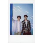 中古生写真(男性) 伊東健人・駒田航/膝上・衣装黒・白・グレー・チェック柄・伊東右手上げ・目線上・背