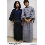 中古生写真(男性) ピース/又吉直樹・綾部祐二/全身・衣装紺・グレー・浴衣・綾部両手重ね・「ヨシモト∞ホール」・ポストカードサイズ/公式生写