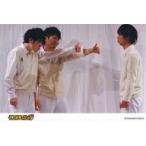 中古生写真(男性) 吉本興業/集合(3人)/ライブフォト・横型・膝上・衣装白・左手親指立て・突き出し・体右向き・背景白・ポストカードサイズ・「