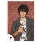 中古生写真(ジャニーズ) ジャニーズJr./ジェシー/上半身・衣装白・グレー・右手ジャケット・歯見せ・背景赤/ジャニーズJr.オフショット/公式生