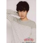 ショッピング七生 中古生写真(男性) 山田知弘/上半身・衣装グレー・白・ボーダー・右手上げ首・左手下・背景白/朗読劇「HARAJUKU〜天使がくれた七日間〜」ブロマ