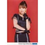 中古生写真(ハロプロ) モーニング娘。’20/石田亜佑美/膝上・背景赤/モーニング娘。’20 生写真『“KOKORO＆KARADA”各メンバーバージョ