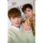 中古コレクションカード(男性) NU’EST/アロン(ARON)・レン(REN)/衣装白・黄・アロン後ろ・レン右手伸ばし・左