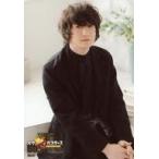 中古生写真(男性) 吉田翔吾(板橋大吾)/膝上・衣装黒・座り・右向き/舞台「バグバスターズ -Stage Yellow-」L判ブロマイド(私服)