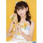 中古生写真(ハロプロ) モーニング娘。’20/岡村ほまれ/上半身・衣装白・花・両手花束・背景黄色/「モーニング娘。’20 岡村ほまれバース