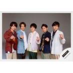 中古生写真(ジャニーズ) 嵐/集合(5人)/横型・膝上・手グー・背景グレー/シングル「カイト」MV＆ジャケ写オフショット/公式生写真