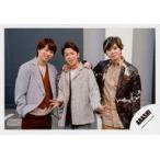 中古生写真(ジャニーズ) 嵐/櫻井翔・大野智・松本潤/横型・膝上・大野両手パー・櫻井右手ポケット/シングル「カイト」MV＆ジャケ写オフショット